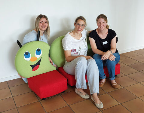 Unser "Einrichtungstrio" des neuen Spielzimmers. V.l. Nina Huskic (Werkstudentin der Kaufmännischen Direktorin), Simone Bartosch (Stabsstelle Unternehmens- und Organisationsentwicklung) und Petra Wirth (Stationsleitung B2 und stv. Pflegedirektorin)